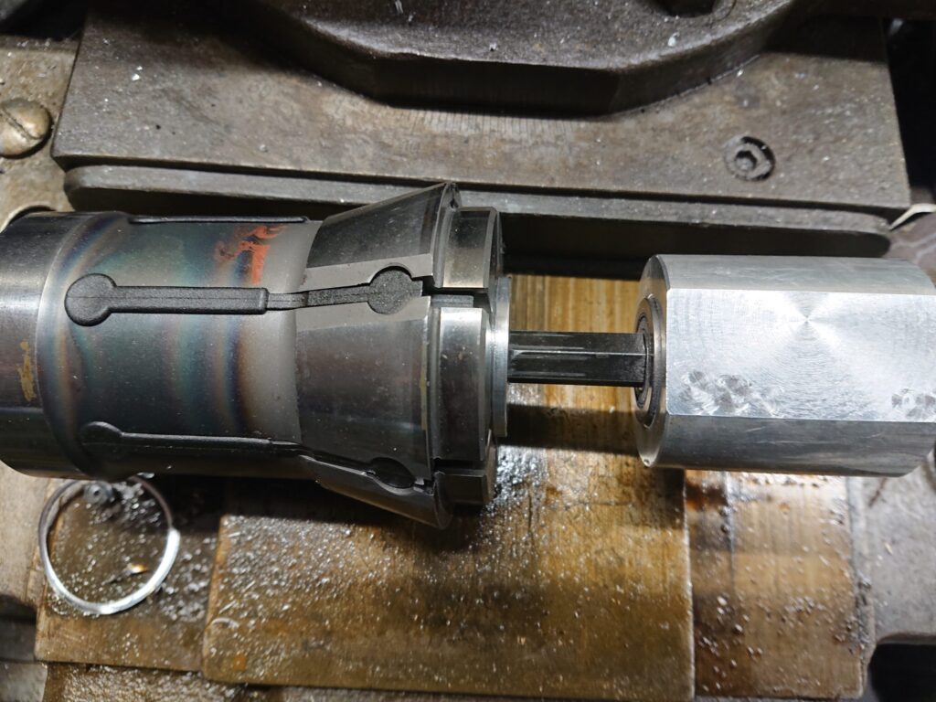 共に回転させながら、押し込むと6角穴に成形されます。
